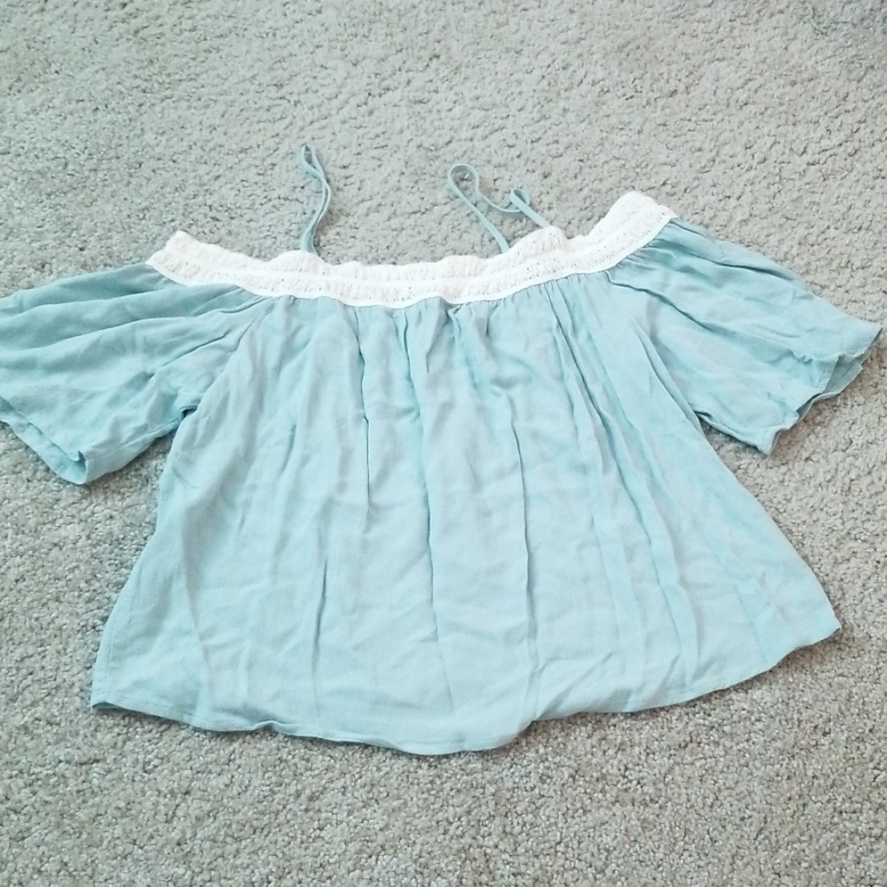 Cold shoulder crop